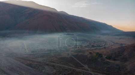 Téléchargez les photos : Vue aérienne d'une mince couche de brouillard au-dessus d'une vallée dans la province de Jujuy, en Argentine - en image libre de droit