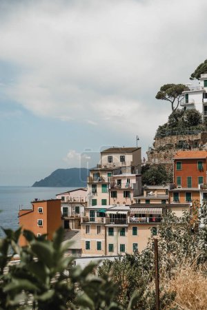 Foto de Una vista al aire libre de los edificios residenciales en la ciudad de Riomaggiore, Cinque Terre en Italia - Imagen libre de derechos