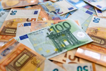 Téléchargez les photos : Vue rapprochée des billets en euros dispersés - en image libre de droit
