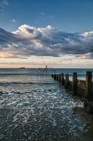 Téléchargez les photos : Paysage magnifique sur la mer paisible au coucher du soleil, île de Wight, Angleterre - en image libre de droit