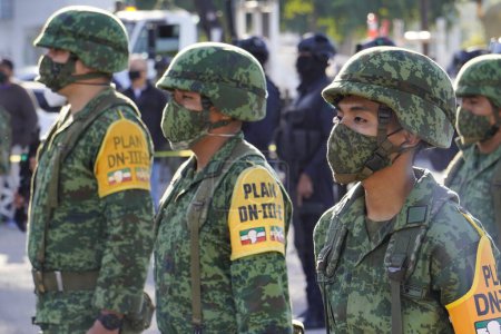 Téléchargez les photos : Les soldats mexicains, forces militaires lors d'une cérémonie civique commémorant le Jour du drapeau du Mexique - en image libre de droit