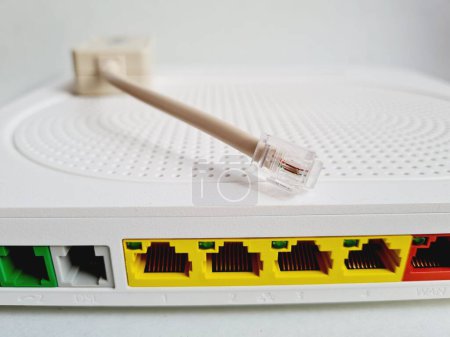 Téléchargez les photos : Plan rapproché d'un dos de routeur modem avec prises de câble réseau colorées - en image libre de droit
