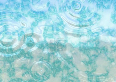 Téléchargez les photos : Les gouttes d'eau faisant des cercles sur la surface de l'eau sur un plancher de piscine en marbre bleu - en image libre de droit