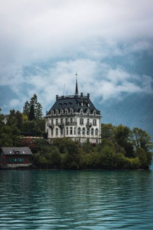 Téléchargez les photos : Une verticale du château historique de Seeburg en Suisse entourée par le lac de Sarcelle Brienz - en image libre de droit