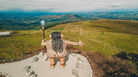 Téléchargez les photos : Une sculpture géante au sommet de la montagne Mullaghcarn par une journée sombre - en image libre de droit