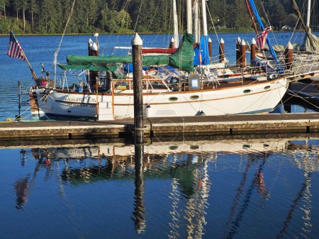 Téléchargez les photos : Un voilier amarré dans le port Florence Oregon Pacific Coast Siuslaw River avec des reflets dans l'eau - en image libre de droit