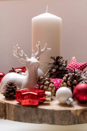 Téléchargez les photos : Un gros plan vertical d'ornements et de décorations de Noël rouges festives - en image libre de droit