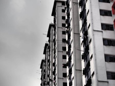 Téléchargez les photos : Plan en niveaux de gris d'un immeuble résidentiel à Chinatown, Singapour - en image libre de droit