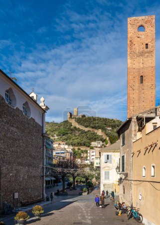 Foto de Una hermosa vista de Noli con la antigua torre medieval y el castillo en el fondo en Liguria, Italia - Imagen libre de derechos