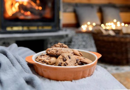 Téléchargez les photos : Les cookies aux pépites de chocolat avec des décorations de Noël en arrière-plan. - en image libre de droit