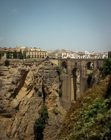 Téléchargez les photos : Un pont au-dessus d'un canyon avec des bâtiments en arrière-plan - en image libre de droit