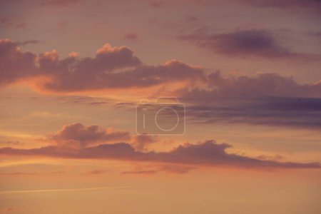 Téléchargez les photos : Une vue panoramique d'un beau paysage nuageux lors d'un coucher de soleil cinématographique - en image libre de droit