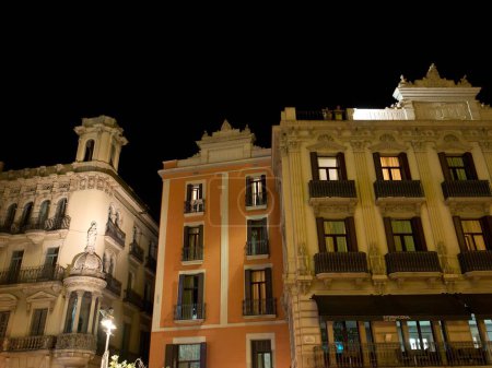 Foto de El diseño exterior de las arquitecturas residenciales de Barcelona de noche en España - Imagen libre de derechos