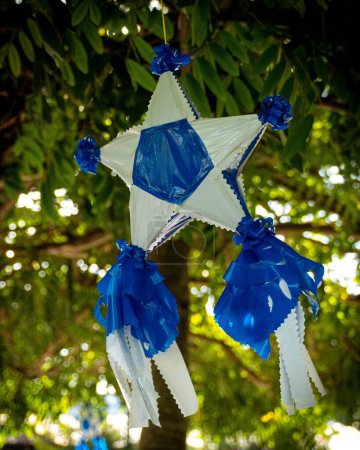 Foto de Una foto de una estrella de decoración navideña que se encuentra con frecuencia en Filipinas - Imagen libre de derechos