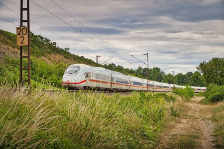 Téléchargez les photos : Un train de l'Intercity express de la série 407 passant par la vallée principale jusqu'aux Gemuenden - en image libre de droit