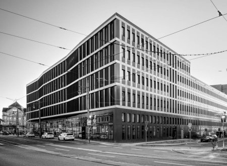 Téléchargez les photos : Immeuble de bureaux fiscaux à Halle an der Saale, Saxe-Anhalt, Allemagne - en image libre de droit