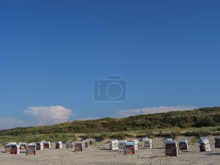 Foto de La isla de Juist en el mar del norte alemán con su playa de arena en un día soleado - Imagen libre de derechos