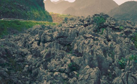 Foto de Una colina rocosa entre las empinadas montañas del norte de Vietnam - Imagen libre de derechos