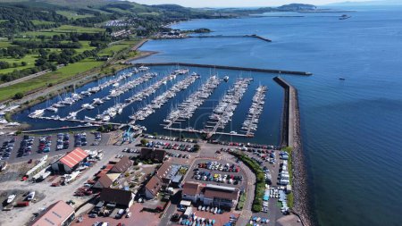 Téléchargez les photos : Vue aérienne d'un port avec plusieurs bateaux et mâts par temps ensoleillé en Écosse - en image libre de droit