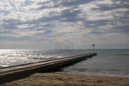 Téléchargez les photos : Un beau paysage marin contre un ciel nuageux - en image libre de droit
