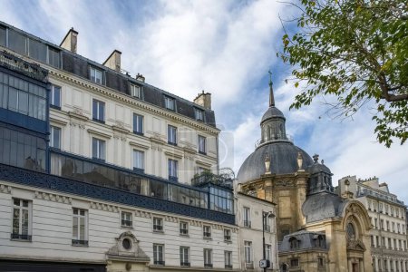 Téléchargez les photos : Paris, bâtiments typiques du Marais, rue Saint-Antoine, avec l'église Saint-Paul - en image libre de droit