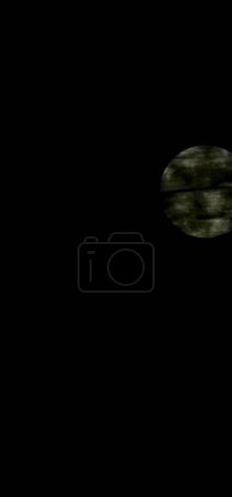 Foto de Un plano vertical de la luna llena en el oscuro cielo negro cubierto de capas de nubes - Imagen libre de derechos
