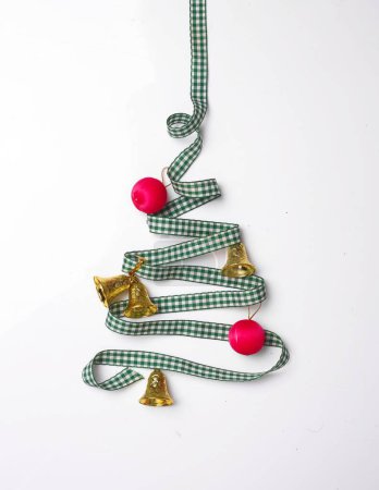 Foto de Un plano vertical de un árbol de Navidad hecho de cintas sobre un fondo blanco. - Imagen libre de derechos