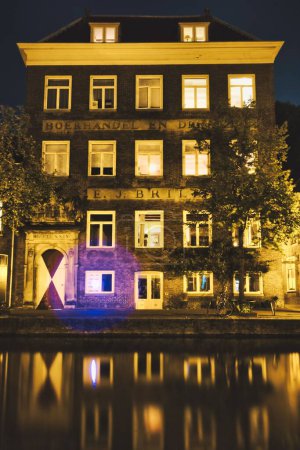 Téléchargez les photos : Un plan vertical de la rivière avec les bâtiments en arrière-plan, Leyde, Pays-Bas - en image libre de droit