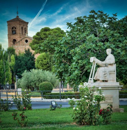 Foto de Un plano vertical de la escultura La Encajera rodeado de vegetación verde. Almagro, Ciudad Real, España. - Imagen libre de derechos