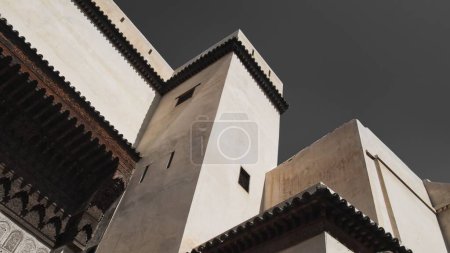 Foto de Un plano de bajo ángulo de la pared superior del edificio de Madrasa. Marruecos. - Imagen libre de derechos