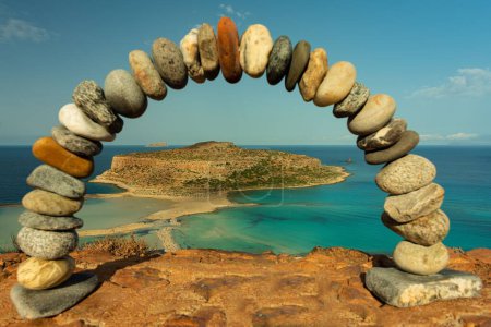 Téléchargez les photos : Une arche en pierre faite de cailloux surplombant la plage et la lagune de Balos en Crète, Grèce - en image libre de droit