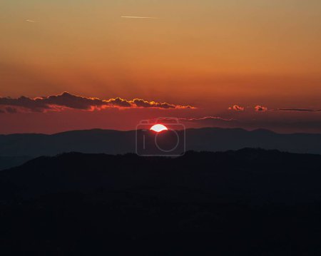 Foto de La hermosa vista del cielo naranja rojizo al atardecer. - Imagen libre de derechos