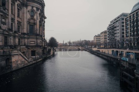 Foto de Una vista panorámica de un arroyo fluvial que pasa por la ciudad de Berlín, Alemania - Imagen libre de derechos