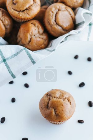 Téléchargez les photos : Un plan vertical de muffins aux myrtilles sur fond blanc - en image libre de droit
