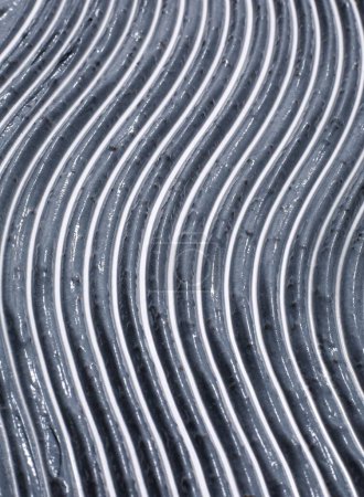 Foto de Una muestra de textura de arcilla de carbón con líneas sobre fondo blanco - Imagen libre de derechos