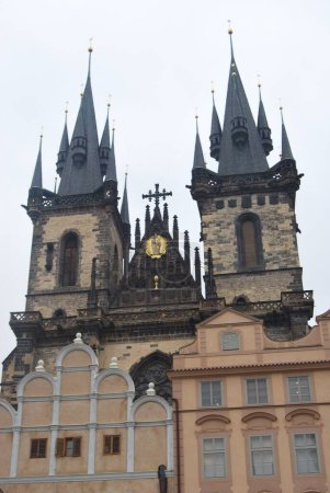 Téléchargez les photos : Vue verticale à angle bas de l'église Notre-Dame avant Tyn contre la ligne d'horizon blanche - en image libre de droit