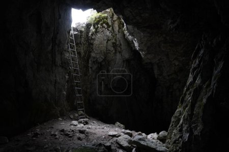 Foto de La Cueva de Raptawicka con escalera - Imagen libre de derechos