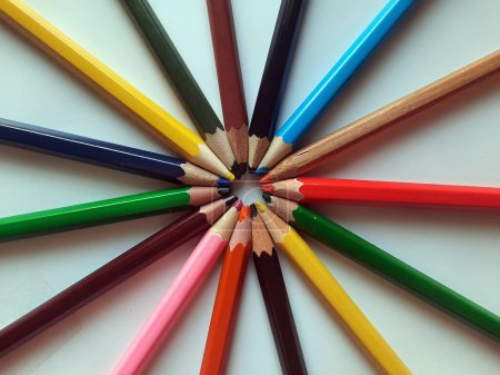 Téléchargez les photos : Tous les crayons colorés se réunissent - en image libre de droit