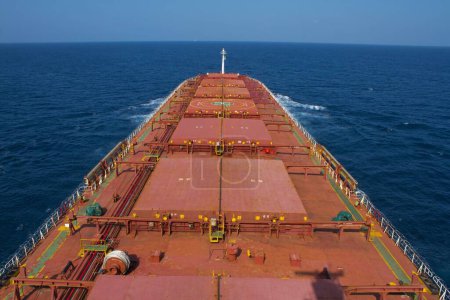 Foto de Un barco mercante transportando carga a granel en un día soleado en el mar en tiempo tranquilo - Imagen libre de derechos