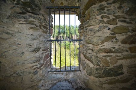 Foto de Una vieja ventana con barras de metal en el castillo medieval de Freienfels en Alemania durante el día - Imagen libre de derechos