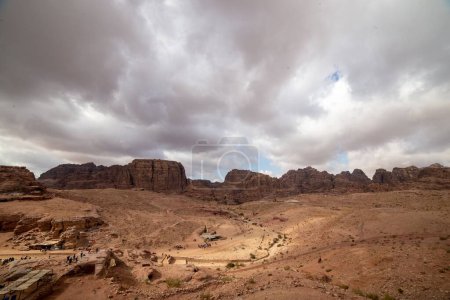 Téléchargez les photos : Vue aérienne de belles montagnes à Petra, Jordanie - en image libre de droit