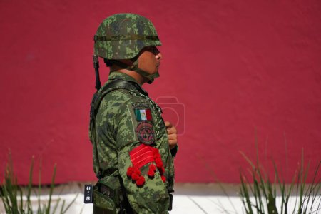 Téléchargez les photos : Gros plan d'un soldat mexicain en casque de combat et camouflage lors d'un acte civique le jour du drapeau mexicain - en image libre de droit