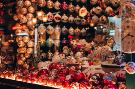 Téléchargez les photos : Un gros plan des ampoules colorées de sapin de Noël prises d'une vitrine d'un magasin de jouets - en image libre de droit