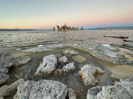 Téléchargez les photos : Le magnifique paysage du lac Mono au coucher du soleil - en image libre de droit