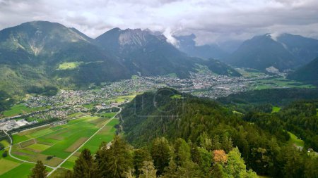 Foto de Un plano aéreo de sucesivas colinas boscosas, valles y una pequeña ciudad, Bludenz, Vorarlberg, Austria - Imagen libre de derechos