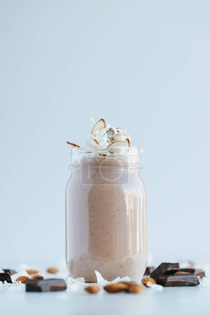 Téléchargez les photos : Plan vertical d'une boisson protéinée au chocolat sur fond blanc - en image libre de droit
