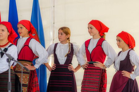 Téléchargez les photos : Un ensemble folklorique se produisant à une foire Jesen u Lici à Gospic, Croatie - en image libre de droit