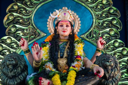 Téléchargez les photos : Une belle idole de Maa Durga adorée lors d'un Mandal à Mumbai pour le festival Navratri - en image libre de droit