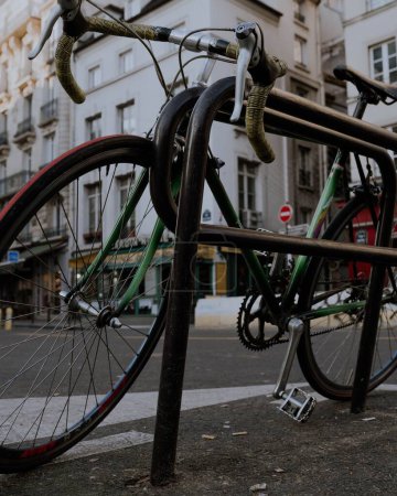 Foto de Una vista de cerca de una vieja bicicleta de ciclismo unida a una valla en el centro de París - Imagen libre de derechos