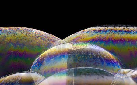 Foto de Una macro toma de burbujas de jabón de colores sobre un fondo negro - Imagen libre de derechos